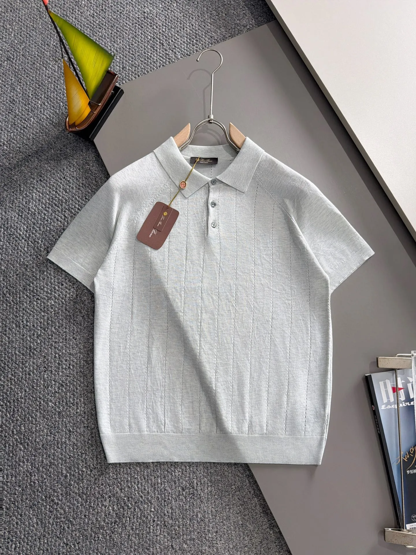 LP high quality Loro Piana 26ss New Arrival men's short-sleeved T-shirt. Made of combed cotton yarn knitted cotton fabric, no pressure when entering and exiting the counter. Exclusive control of raw materials. It feels substantial when weighed, and the upper body is more textured than ordinary T-shirts. This texture can handle the weather easily and is suitable for both hot and cold! Loose fit design, looks noble. The only correct version is available Size: M to 4XL